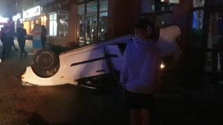 Un tânăr din Paşcani a intrat cu maşina în vitrina unui magazin încercând să facă o glumă unui prieten. Bărbatul nu avea permis de conducere