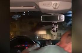 Doi tineri din Harghita au semănat panică după ce au atacat cu săbiile o maşină în care erau patru persoane - VIDEO