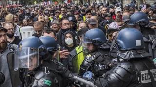 Al patrulea weekend de proteste în Franța față de permisul sanitar. Forțele de ordine au intervenit pentru a-i calma pe manifestanți