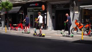 Fără trotinete pe trotuar, în Drobeta-Turnu Severin. Primar: "Este o decizie grea, dar necesară"