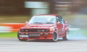 Iubitorii de drift, adrenalină la 1300 de metri altitudine. Transrarăul se transformă în pistă pentru iubitorii de viteză