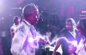 Barack Obama a renunţat la mască şi la inhibiţii pe ringul de dans. Zeci de vedete au participat la cea de-a 60-a aniversare