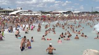 Campioni la înot, salvaţi din valuri în ultima clipă. Turiștii de pe litoral au ignorat steagul roşu și avertismentele salvamarilor