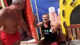 "Mi-ai udat țigările!" Un bărbat beat criță s-a luat la ceartă cu salvamarii, după ce a fost salvat de la înec