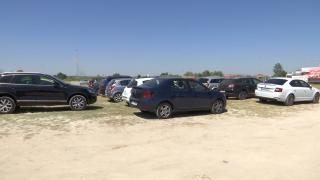 Explicaţiile viceprimarului din Mangalia pentru taxa de parcare încasată pe un câmp neamenajat: "Se încearcă o amenajare minimală, pentru a păstra specificul zonei"
