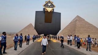 Barca solară a faraonului Keops, veche de 4.600 de ani, și-a încheiat lunga călătorie spre Marele Muzeu Egiptean