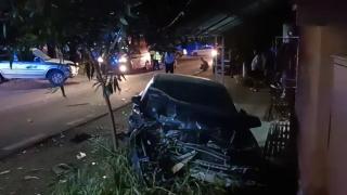 O persoană a murit, iar alte două persoane au ajuns în stare gravă la spital, după ce o maşină a fost proiectată în banca pe care stăteau