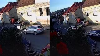 Smart făcut sandvici între două maşini, pe o stradă din Dej. Momentul impactului surprins de o cameră de supraveghere