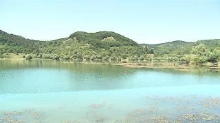 Paddleboarding-ul este la mare căutare printre turiștii români. Cât costă un bilet pe lacul Bezid