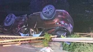 Medicul beat care a rupt bariera de cale ferată, iar apoi s-a răsturnat cu maşina a fost reţinut. Bărbatul riscă să fie arestat