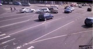 Momentul în care un șofer și pasagerul lui o iau la fugă după un accident, în Iași. Ce au descoperit poliţiştii când au ajuns la locul impactului