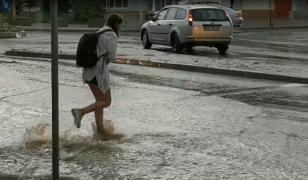 Străzi inundate şi maşini blocate, după o furtună puternică în Cluj