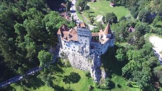 Bran, staţiunea contrastelor. Turiştii nu au unde să parcheze, deşi primăria a amenajat o parcare de un hectar