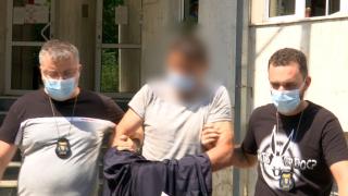 Criminalul de la Runcu și-a ucis mama cu toporul de față cu tatăl și fratele mai mic. Un vecin l-a surprins când voia să ascundă cadavrul