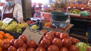 Scumpiri drastice la alimente. Cu banii daţi în 2017 pentru a umple coşul de cumpărături, acum putem plăti doar jumătate dintre produse