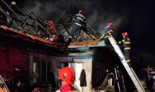 Casă înghiţită de foc în Braşov.  Nimeni nu ştie de la ce a pornit focul