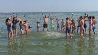 Emoţii şi zâmbete pentru copiii care au văzut pentru prima dată marea. Proiectul de suflet care transformă poveştile în realitate