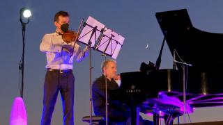 Vioara Stradivarius a fost adusă în oraşul lui Brâncuş. Concert impresionant susţinut de violonistul Alexandru Tomescu, lângă Coloana Infinitului