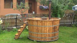 Băile în ciuberele tradiţionale din lemn, la mare căutare. Clienţii pensiunilor plătesc până la 7.000 de lei pentru un moment de relaxare