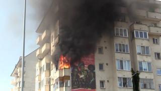 Balconul unui clujean a luat foc, din cauza efectului de lupă al termopanului. ”Vai, cad bucăți din el pe mașini!”