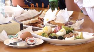 Românii renunţă cu greu la risipa alimentară. Anual, milioane de tone de mâncare iau calea tomberonului: "Vrem mângâieri pe burtică la sfârșitul zilei"