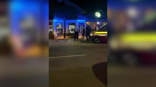 Scandal cu interlopi în Reghin. Două clanuri rivale s-au luat la bătaie în faţa unui restaurant din centrul oraşului