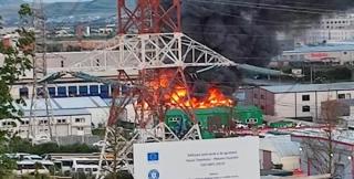 Incendiu la un depozit plin cu pufuleți și ciocolată din Cluj-Napoca. O butelie a explodat în fața pompierilor