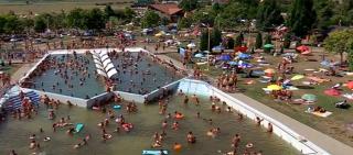 Staţiunea Tăşnad, magnet pentru turişti. Prețurile sunt pentru orice buzunar, chiar și în plin sezon