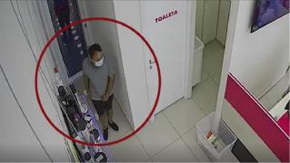 Bărbatul care a furat mai multe bunuri dintr-un salon de înfrumuseţare, din Bucureşti, nu a fost încă prins