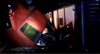 Un mort şi doi răniţi grav, după un accident în Câmpulung Muscel. O maşină s-a răsturnat într-un şanţ şi a luat foc