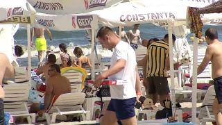 Mâncare livrată direct pe plajă, printre șezlonguri și prosoape. Turist: ”Nu mai pierzi timp pe drum, nu mai pierzi șezlongul”