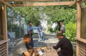 Un șofer de TIR a sunat la 112 pentru că auzea voci în remorcă, deși sigiliul vamal era intact. Ce au descoperit polițiștii vasluieni