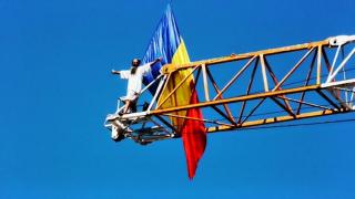 Protest extrem în centrul Capitalei. "Stegarul dac" s-a cățărat pe o macara din Piața Romană