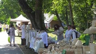 Târgul Creatorilor Populari, menit să-i ajute pe meşterii populari, s-a bucurat de un real succes