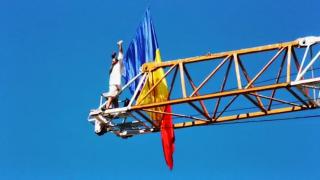 Motivul pentru care ”Stegarul dac” s-a urcat pe o macara din centrul Capitalei