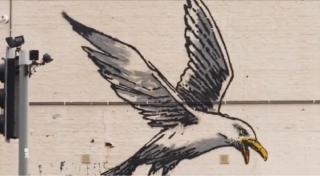 Artistul britanic Banksy, identificat drept autorul unor piese de artă stradală din estul Angliei