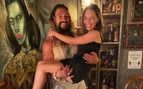 Reuniune "Urzeala Tronurilor" la Londra. Fotografia postată de Emilia Clarke alături de Jason Momoa i-a cucerit pe fani