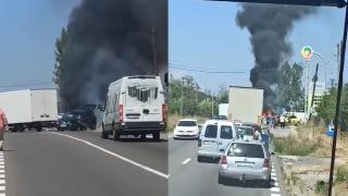 Accident între 3 autoturisme pe DN 7, în Argeş. O maşină a luat foc