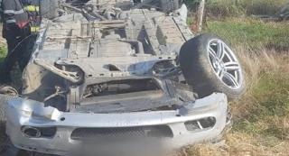 Doi tineri de 18 și 22 de ani au murit într-un accident rutier, în Suceava. Mașina a ieșit de pe carosabil și s-a răsturnat