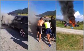 Un Audi a luat foc în mers şi a ars ca o torţă, pe un drum din Maramureş. "Dă stingătorul, că mai arde"