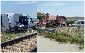 Microbuz cu pasageri lovit de tren, în Cluj. O fetiță de 13 ani este în comă, mama ei, în stare critică după ce a fost resuscitată
