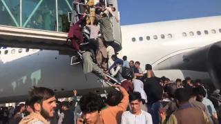Haos pe aeroportul din Kabul. Sute de afgani încearcă cu disperare să prindă un ultim zbor, de frica talibanilor. Regimul s-a prăbușit