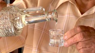 Eurostat: Românii, "vicecampioni" europeni la beții. Un sfert din alcoolul consumat la noi este produs în gospodării: "Merge și treaba și voia bună"