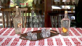 Românii, pe locul 2 în Europa la consumul de alcool: "E un obicei să bei în fiecare dimineaţă un pahar de ţuică, când te duci la lucru. E foarte sănătos"