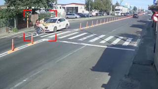 Tineri luaţi pe sus pe trecerea de pietoni, în Făgăraş. Taximetristul venea cu viteză şi i-a lovit din plin - VIDEO