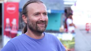 Dan Niţă, scriitorul care dă glas spiritului boem. Are zeci de caiete cu povestioare din Vama Veche: ''Sunt 12 veri într-una singură''