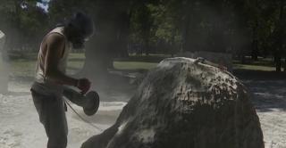 Bucăţi uriaşe de calcar sunt transformate în adevărate opere de artă, într-o tabără de sculptură din Arad