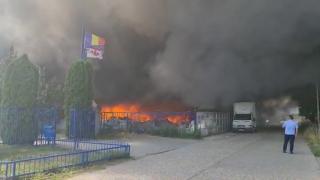 Incendiu puternic la un depozit de materiale plastice din Alba Iulia. Avertizare RO-ALERT: arde o suprafaţă de 2.000 de metri pătraţi