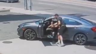 Cel mai ghinionist hoţ din SUA. A încercat să fure maşina unui luptător de arte marţiale, dar a fost prins şi pedepsit pe loc chiar de proprietar