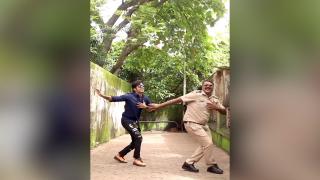 Un poliţist din India, noua senzaţie a Internetului în materie de dans - VIDEO